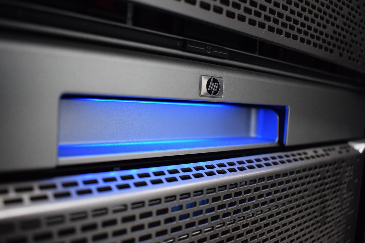 Primer plano del frontal de un servidor en rack HP con un bisel retroiluminado en azul, en un armario de servidores
