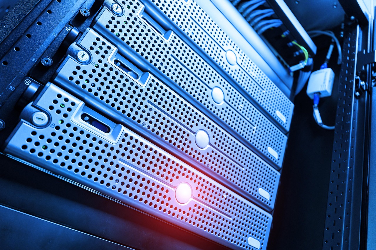 Silberne rackmontierte Server in einem Schrank gestapelt, blau beleuchtet, eine Einheit mit roter Anzeigeleuchte