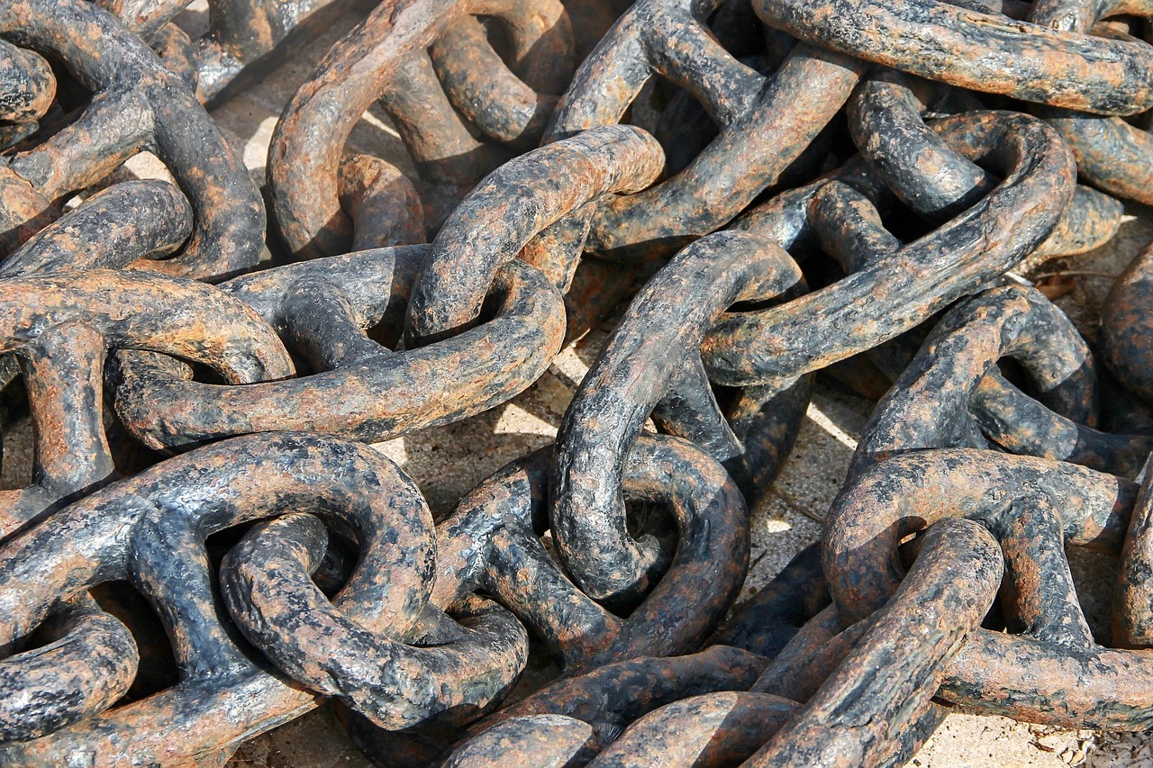 Rusted anchor chain links piled on top of one another