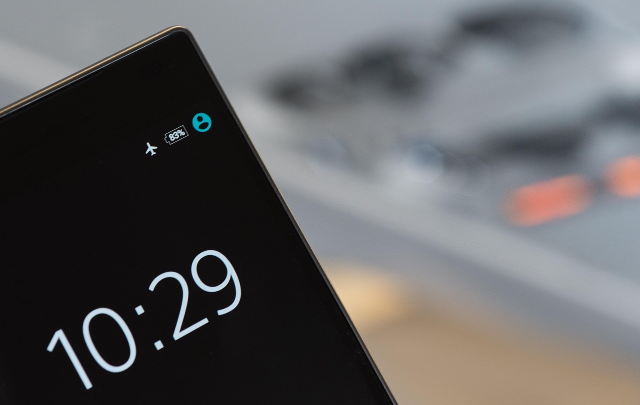 A smartphone screen in airplane mode showing the time, with no network connection