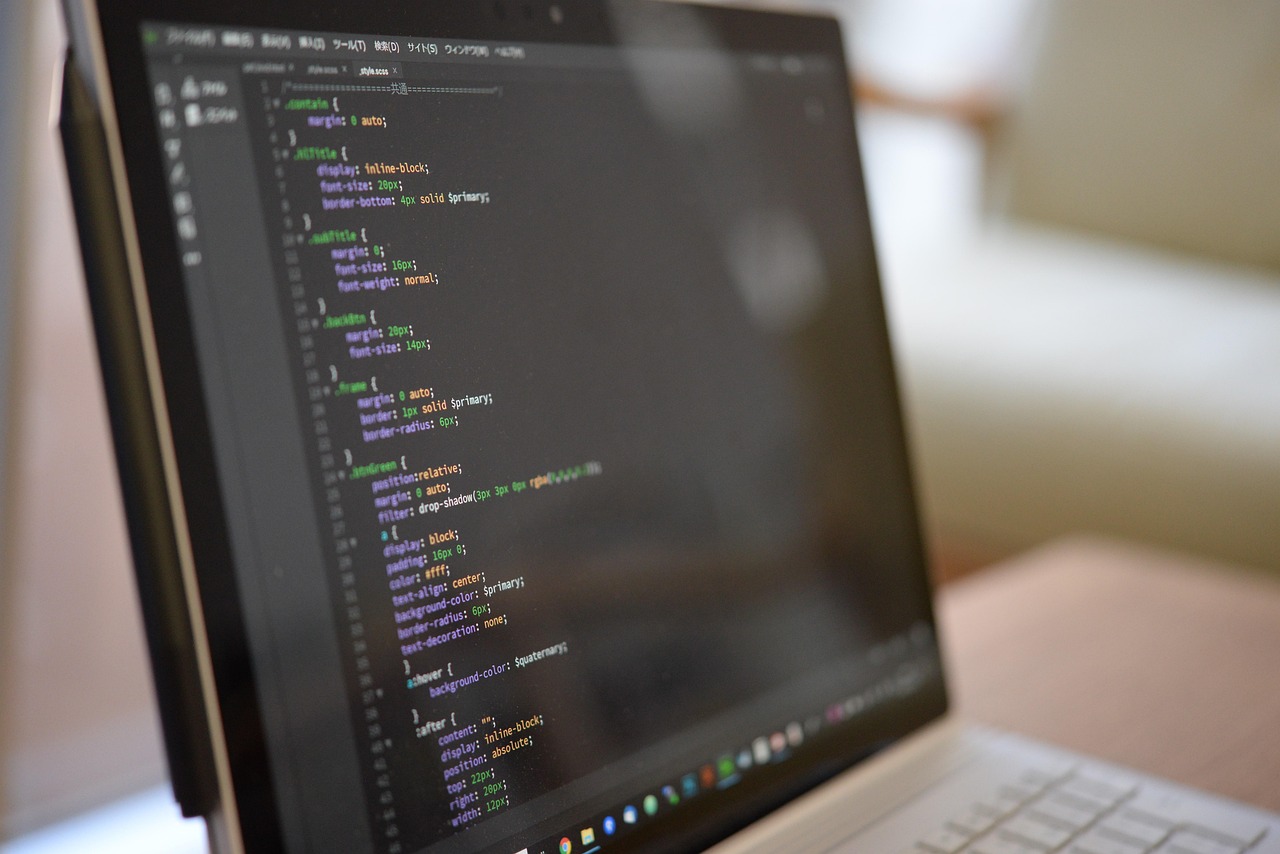 Un editor de código en pantalla mostrando código fuente HTML, CSS y JavaScript